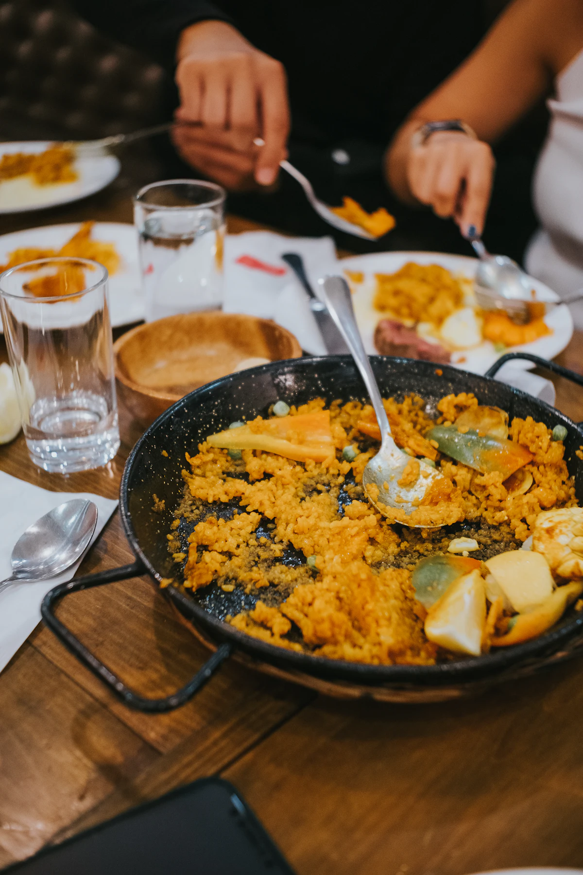 Paella de arroz con verduras en paellera