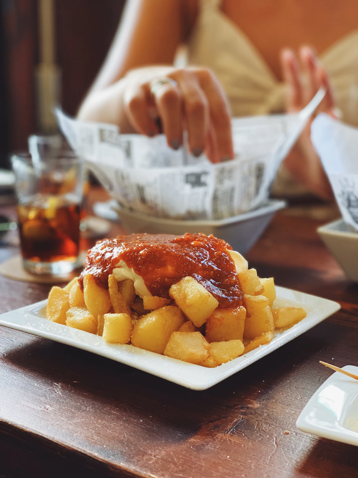Patatas bravas con salsa